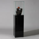 Form Department PODIUM.J22 – Hohe Haubenvitrine mit Drehtür und Staufach-Schrank