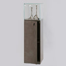 Form Department PODIUM.DS13 – Haubenvitrine mit Staufach-Schrank in Beton-Optik