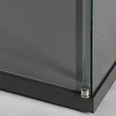 Form Department ATRIUM.B5 – Standvitrine mit großen Glasfronten