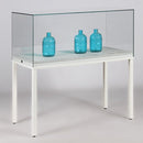 Form Department ATRIUM.H40 – Breite Tischvitrine mit hoher Glashaube
