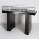 Form Department ATRIUM.M21 – Tischvitrine mit Klapp-Öffnung