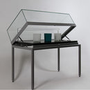 Form Department ATRIUM.T26 – Tischvitrine mit Gasdruckfedern-Öffnung
