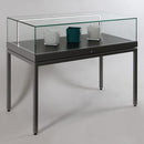 Form Department ATRIUM.T26 – Tischvitrine mit Gasdruckfedern-Öffnung
