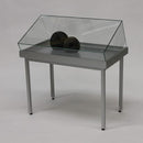 Form Department ATRIUM.Z15 – Tischvitrine mit schräger Glashaube