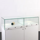 Form Department PODIUM.R5 – Breite, halbhohe Glasvitrine mit Auszügen und Staufach-Schrank