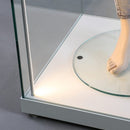 Form Department ATRIUM.E15 – Hochwertig verarbeitete Glasvitrine für Puppe