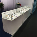 Form Department ATRIUM.N1 – Breite Haubenvitrine mit Auszug und Staufach