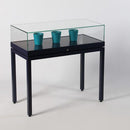 Form Department ATRIUM.T22 – Tischvitrine mit Gasdruckfedern-Öffnung