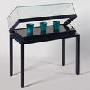 Form Department ATRIUM.T22 – Tischvitrine mit Gasdruckfedern-Öffnung