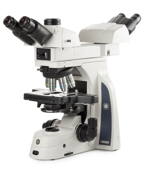 Euromex Delphi-X Observer mit Face-to-Face-Doppelkopf. Ein Trinokularkopf mit SWF 10x/25 mm Ø 30 mm Okularen und ein Binokularkopf mit SWF 10x/22 mm Ø 30 mm Okularen. Ausgestattet mit Plan PLi 4/10/20/S40/S100x Öl-IOS-Objektiven