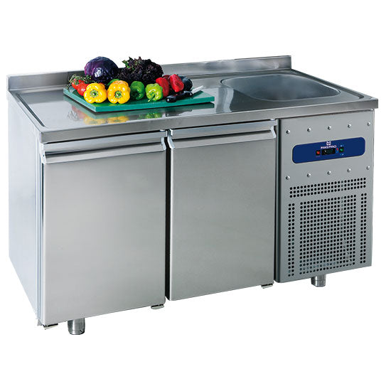 Virtus & Mastro tavolo refrigerato 700 mm con 2 ante, vasca 35x40x20h cm a destra e alzatina, -2°/+8°C