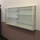 Form Department CONCEPT.W21 – Wandvitrine mit geteilten Fachböden und Schiebetüren