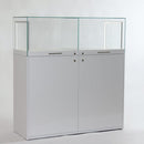 Form Department  PODIUM.R53 – Breite Haubenvitrine mit Auszügen und Staufach-Schrank