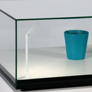 Form Department PODIUM.U8 – Tischvitrine mit Schattenfuge zum Abheben