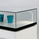 Form Department PODIUM.U8 – Tischvitrine mit Schattenfuge zum Abheben