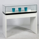 Form Department PODIUM.U8 – Tischvitrine mit Schattenfuge zum Abheben