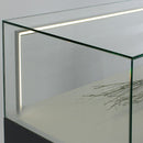 Form Department PODIUM.X12 – Breite Haubenvitrine mit Sockel