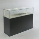 Form Department PODIUM.X12 – Breite Haubenvitrine mit Sockel