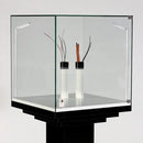 Form Department PODIUM.P7 – Haubenvitrine mit Drehtür auf Stufensockel