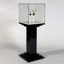 Form Department PODIUM.P7 – Haubenvitrine mit Drehtür auf Stufensockel