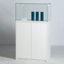 Form Department PODIUM.R14 – Breite Haubenvitrine mit Staufach-Schrank