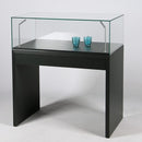 Form Department PODIUM.U6 – Tischvitrine mit Glashaube zum Abheben