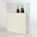 Form Department PODIUM.G15 – Breite Haubenvitrine mit Sockel