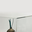 Form Department PODIUM.G15 – Breite Haubenvitrine mit Sockel