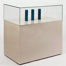 Form Department PODIUM.G21 – Breite Haubenvitrine mit Sockel