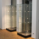 Form Department PODIUM.B18 – Breite Standvitrine aus Glas