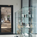 Form Department PODIUM.B18 – Breite Standvitrine aus Glas
