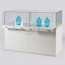 Form Department PODIUM.M15 – Breite, halbhohe Glasvitrine mit Auszügen und Staufach-Schrank