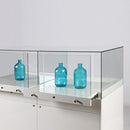 Form Department PODIUM.M15 – Breite, halbhohe Glasvitrine mit Auszügen und Staufach-Schrank
