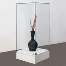 Form Department PODIUM.N54 – Haubenvitrine mit niedrigem Sockel und hoher Haube