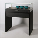 Form Department  PODIUM.S15 – Tischvitrine mit Auszug, abschließbar