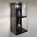 Form Department PODIUM.T21 – Hohe Wandvitrine mit Fachboden