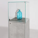 Form Department PODIUM.T3 – Edle Haubenvitrine mit Beton-Optik