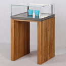 Form Department ATRIUM.U32 – Tischvitrine in Portal-Bauweise