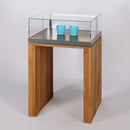 Form Department ATRIUM.U32 – Tischvitrine in Portal-Bauweise