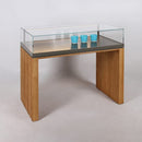 Form Department ATRIUM.U33 – Breite Tischvitrine in Portal-Bauweise