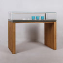 Form Department ATRIUM.U33 – Breite Tischvitrine in Portal-Bauweise