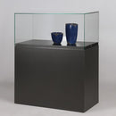 Form Department PODIUM.X13 – Glasvitrine mit Sockel, abschließbar | Breite Ausführung
