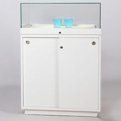 Form Department PODIUM.X32 – Hohe Sockelvitrine mit Leuchtboden und Klapp-Öffnung – Vorschau 3