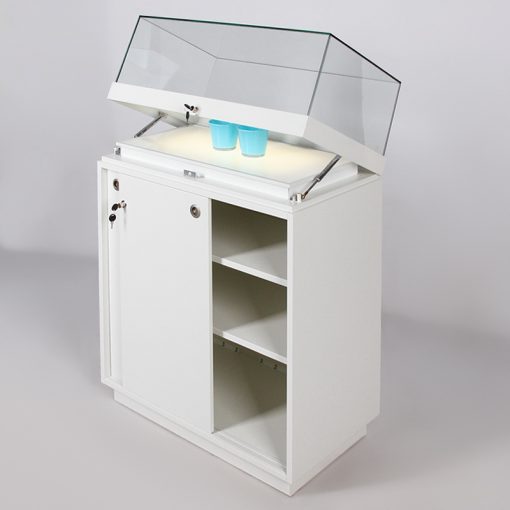 Form Department PODIUM.X32 – Hohe Sockelvitrine mit Leuchtboden und Klapp-Öffnung