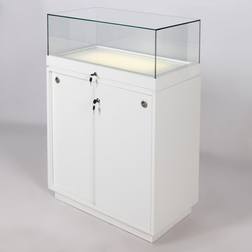 Form Department PODIUM.X32 – Hohe Sockelvitrine mit Leuchtboden und Klapp-Öffnung