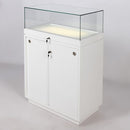 Form Department PODIUM.X32 – Hohe Sockelvitrine mit Leuchtboden und Klapp-Öffnung