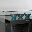 Form Department  PODIUM.A31 – Breite Aufsatzvitrine mit Auszug-Öffnung