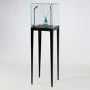 Form Department PODIUM.E45 – Edle Schmuckvitrine mit handgefertigtem Metallgestell