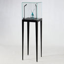 Form Department PODIUM.E45 – Edle Schmuckvitrine mit handgefertigtem Metallgestell