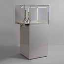 Form Department PODIUM.N15 – Haubenvitrine mit Auszug und Staufach
